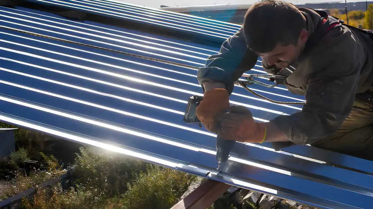 Standing seam tin roof installation detail - Concealed clip fastening system and interlocking panel seam formation on residential metal roof - Roof Installation